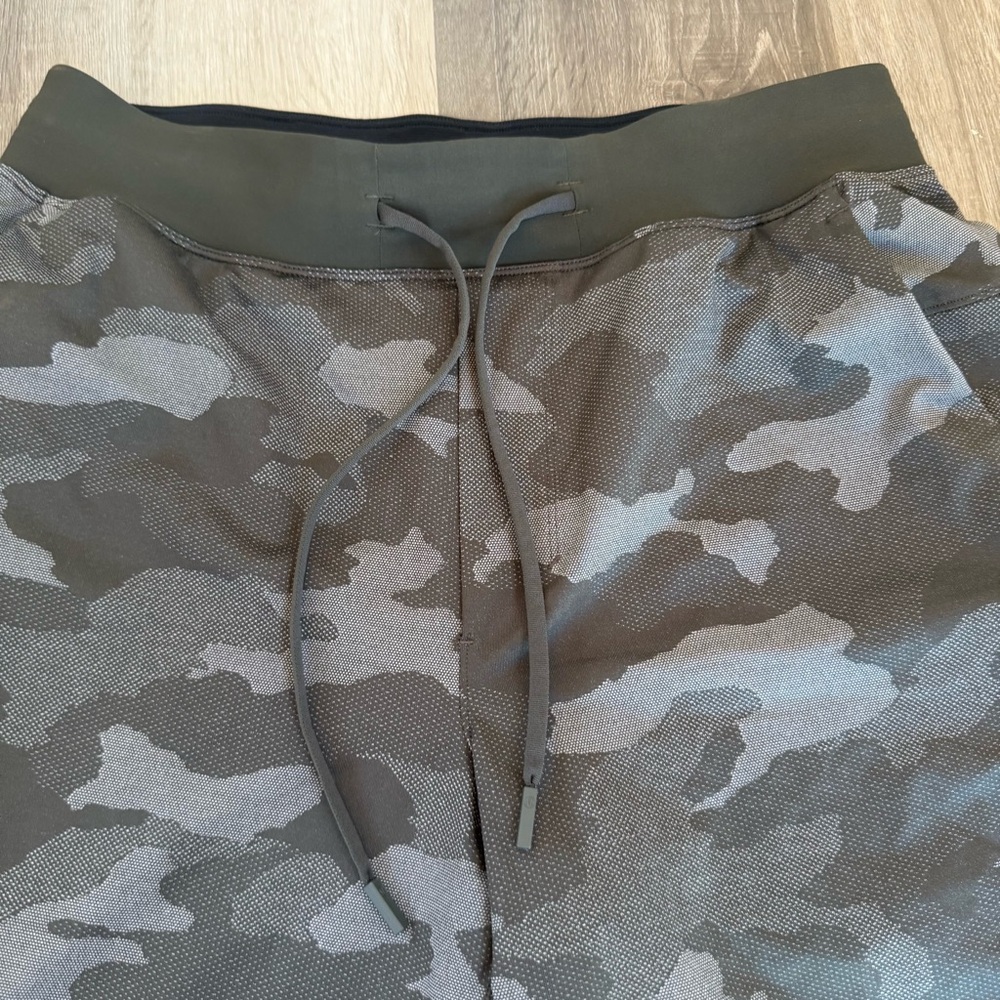 Lululemon T.H.E. Short Linerless 9" Camo - Picture 7 of 11